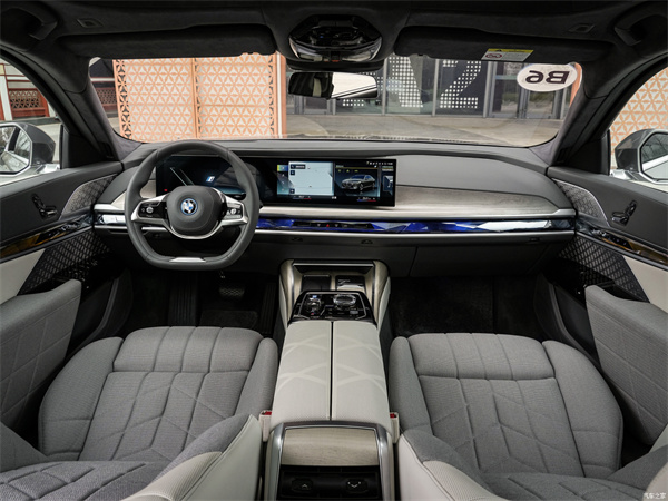 سيارة BMW i7