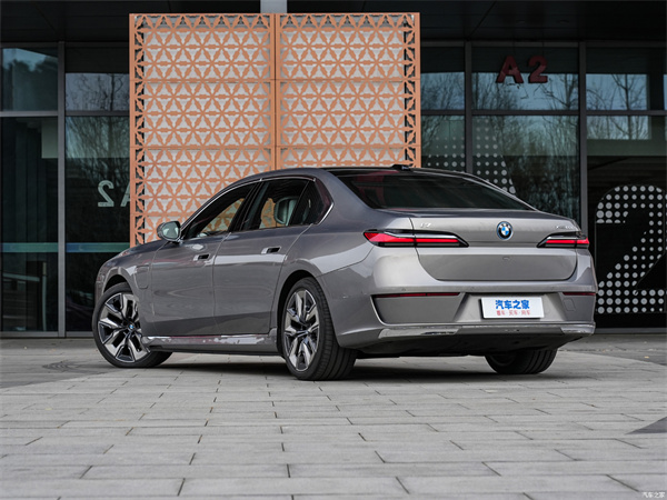 سيارة BMW i7